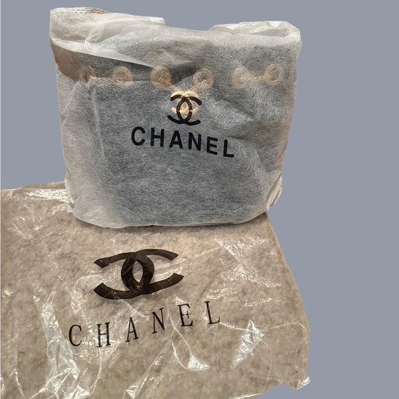 GWP Chanel Black Quilted Shoulder Bag with Gold Accents - Picture 10 of 10